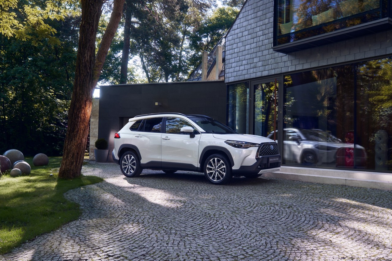 Evin önünde Corolla Cross Hybrid
