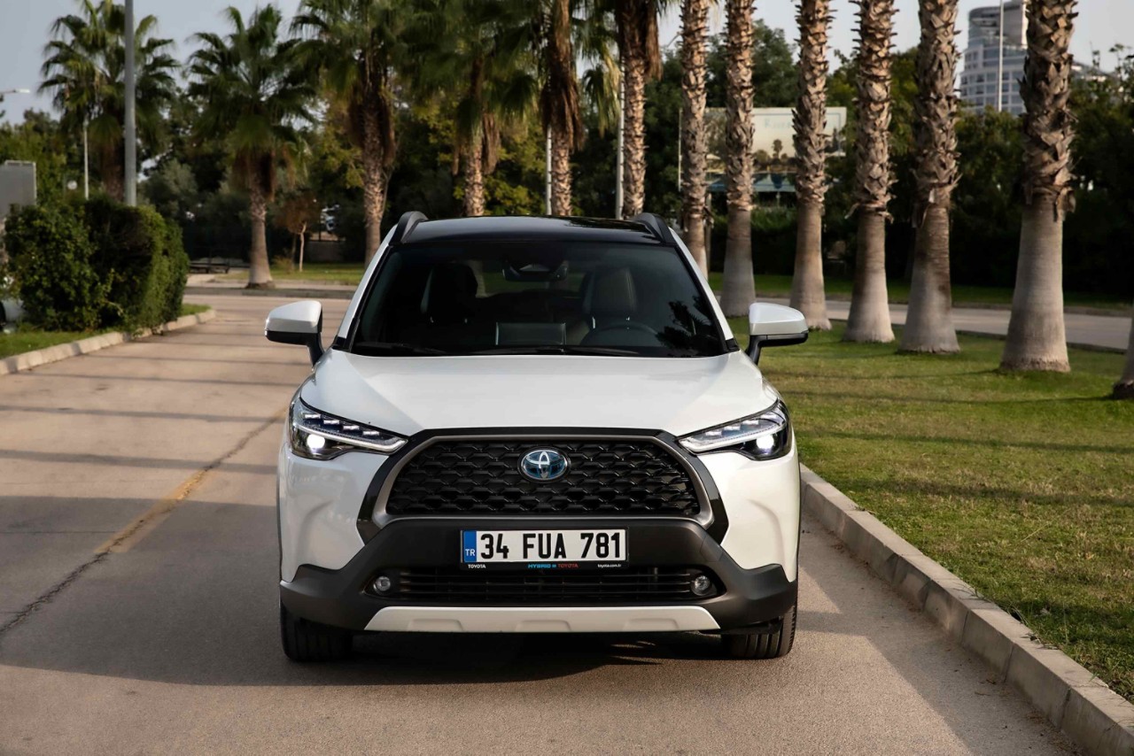 Corolla Cross Hybrid önden görünüm